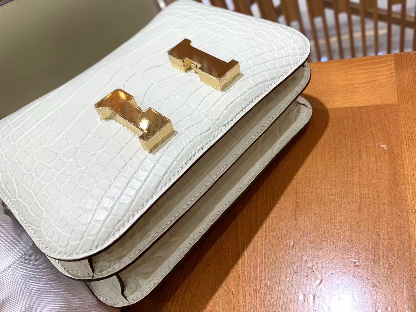 HERMES 爱马仕【现货】Constance 19cm Craie 10 奶昔白 一级美洲鳄鱼皮“□” 进口蜜蜡线 全手工制作