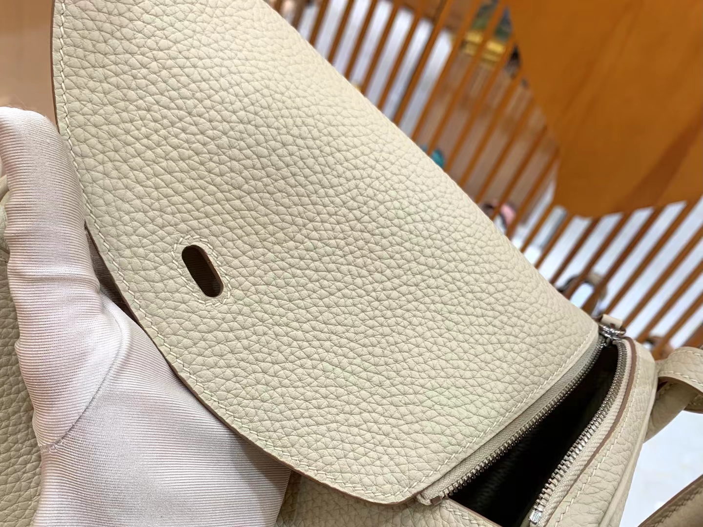 HERMES 爱马仕 Lindy 26cm Togo CRAIE 10 奶昔白 进口蜜蜡线 全手工制作