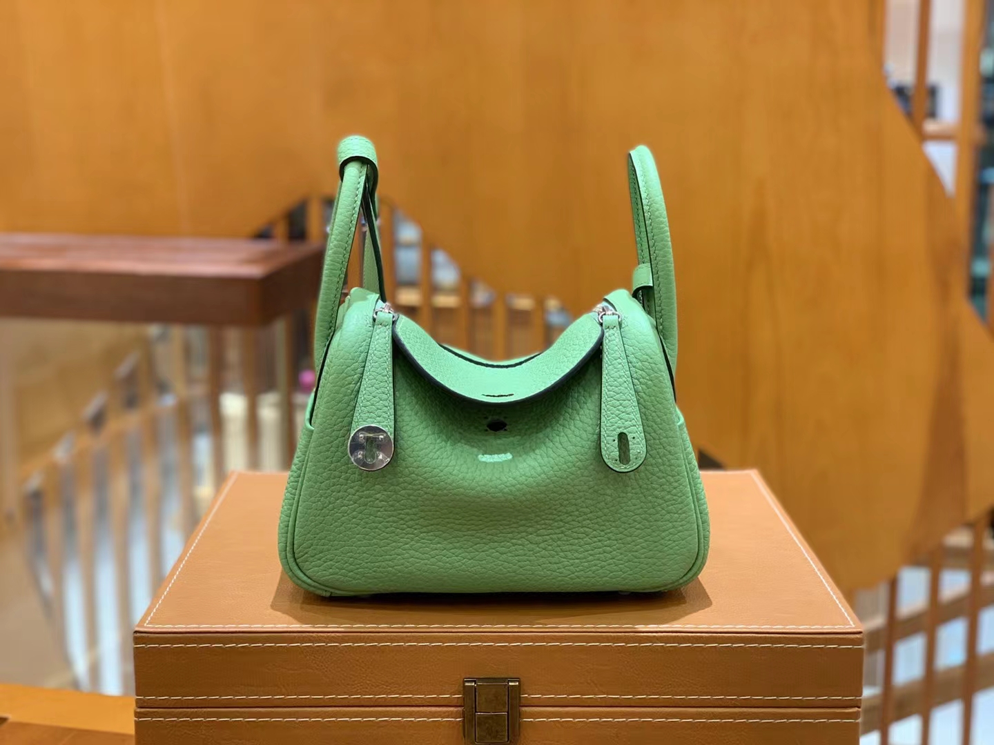 HERMES 爱马仕【现货】 Mini Lindy 3I 牛油果绿 Togo 银扣 进口蜜蜡线 全手工制作