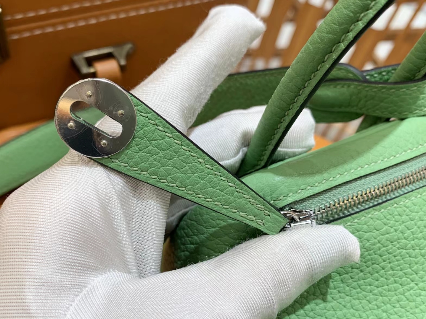 HERMES 爱马仕【现货】 Mini Lindy 3I 牛油果绿 Togo 银扣 进口蜜蜡线 全手工制作