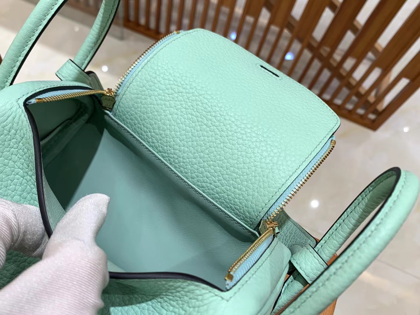 HERMES 爱马仕【现货】 Mini Lindy 6W Menthe薄荷绿 Togo 金扣 进口蜜蜡线 全手工制作